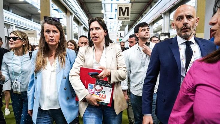 La politica tra gli stand, Schlein torna al Salone e incontra Sanders