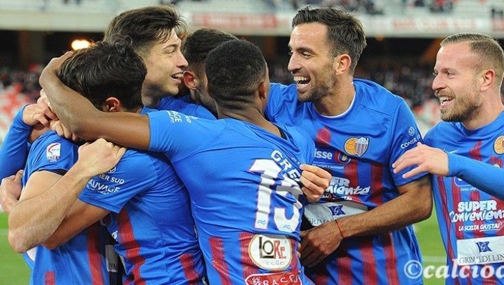 Il Catania sciupa il vantaggio, la partita col Bari finisce in pareggio, 3-3
