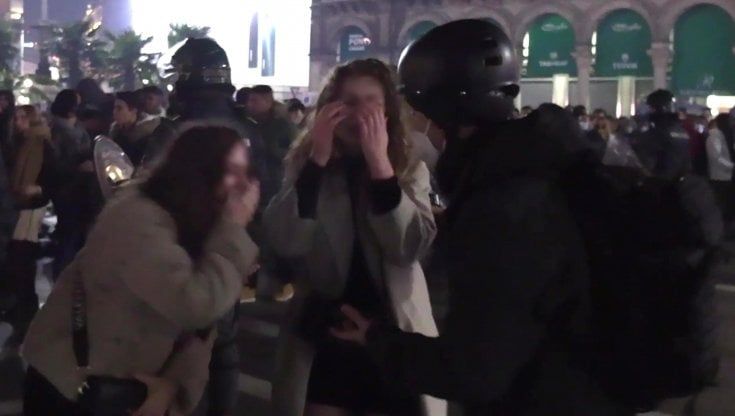 Violenze di Capodanno, salgono a nove le ragazze aggredite dal branco in piazza Duomo a Milano