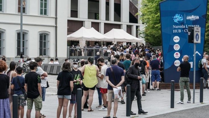 Torino, i No Vax aspettano Figliuolo per contestarlo, lui: "Siamo in un Paese libero, ma noi andiamo avanti"