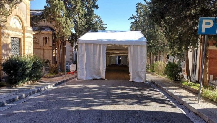 Palermo, emergenza sepolture: ai Rotoli montata una nuova tensostruttura per le bare
