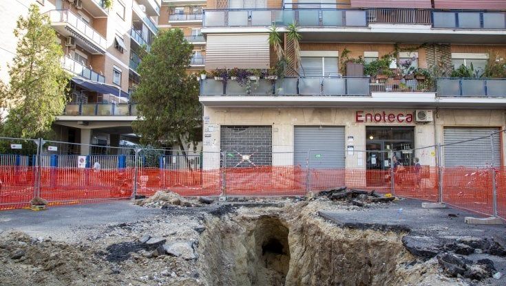 Dopo il flop della banda del buco, incubo voragine. "Quando sarà richiusa?"