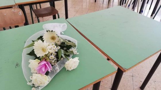 Salerno, un mazzo di fiori e uno striscione per ricordare Melissa 
