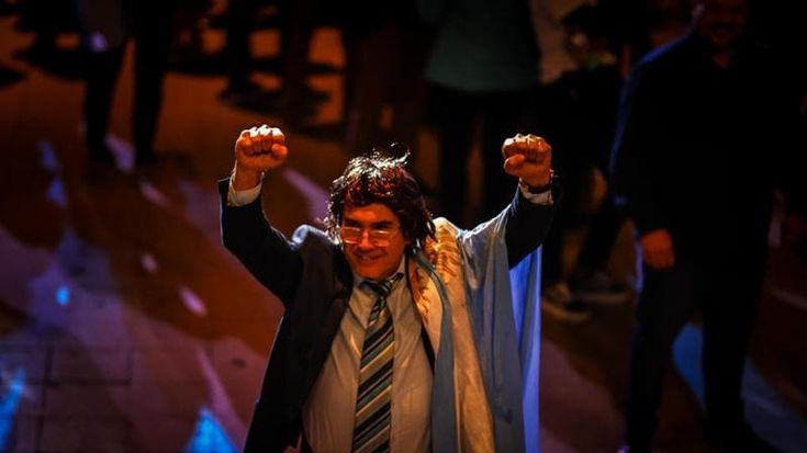 Milei rockstar, folla in visibilio al concerto del presidente: “Sono il re, sono il leone, posso mangiarmi la casta”