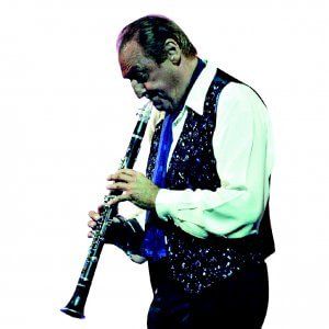 Agenda / Musica e gag, Renzo Arbore sul palco con l'Orchestra italiana