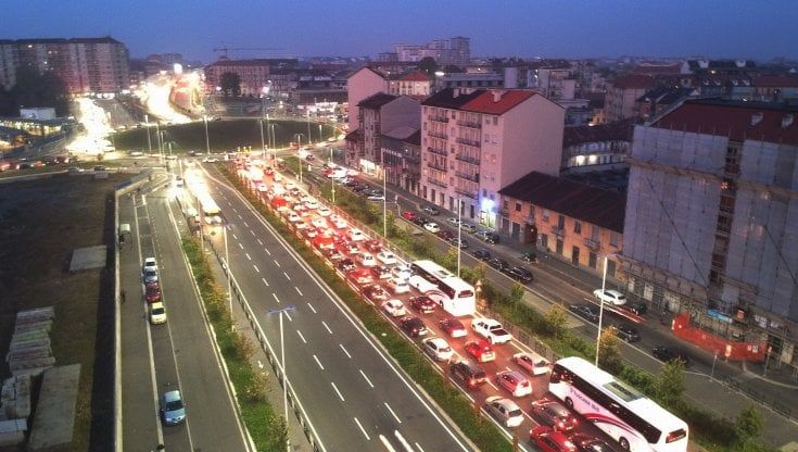 Torino, sette semafori e più corsie in piazza Baldissera per risolvere l'enigma traffico 