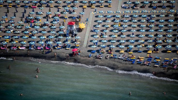 Rivoluzione spiagge: il Comune mette a bando stabilimenti e concessioni. Una gara per l’oro di Ostia