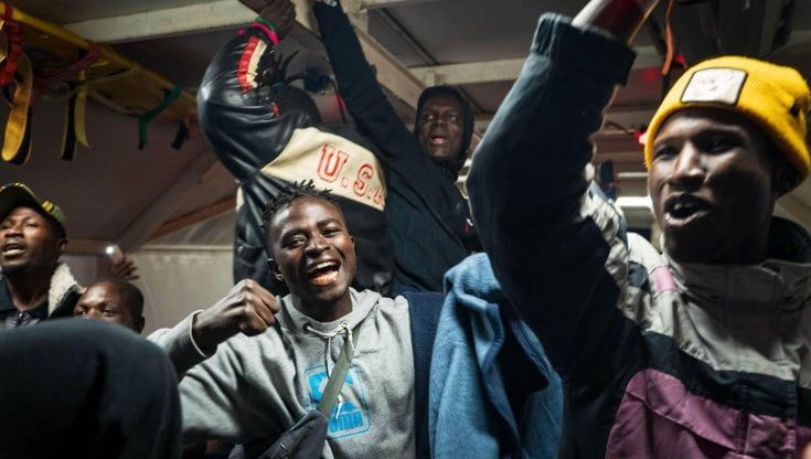 Migranti, sbarcati tutti i passeggeri della Geo Barents e della Humanity1: "Alto rischio della tenuta psicologica"