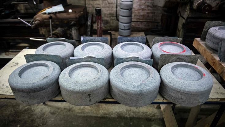 Kays Curling. A sud di Glasgow la fabbrica delle stones olimpiche del Curling, dal 1924