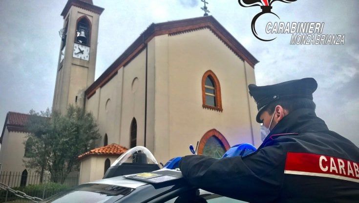 Si finge assistente sociale e tenta la truffa al prete: "Servono soldi per una donna". Ma le volontarie della chiesa la smascherano