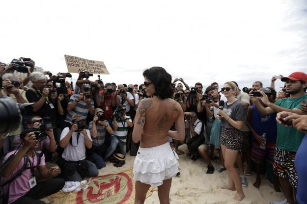 Brasile, topless collettivo: la protesta contro il divieto
