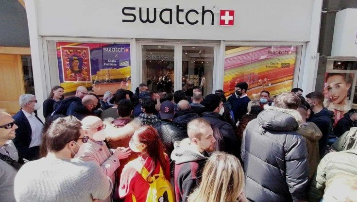 Bari, tutta la notte in coda davanti allo store Swatch di via Sparano: in vendita la nuova collezione con Omega