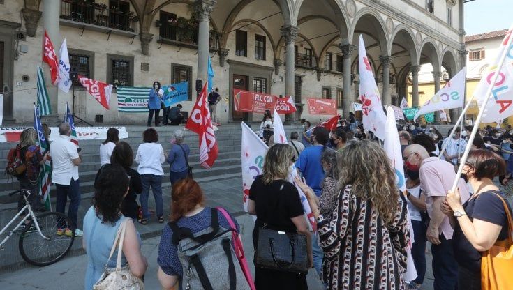 Prof, genitori e alunni in piazza protestano per le “classi pollaio”
