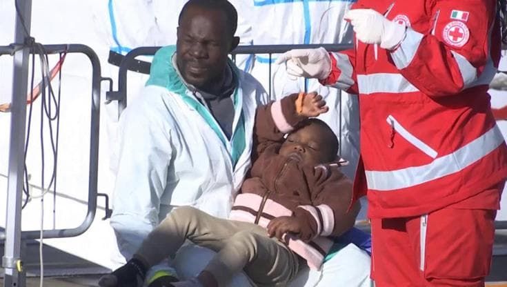 Migranti, 600 sbarchi a Messina, l'Unhcr: "Casi di abusi fisici e sessuali"