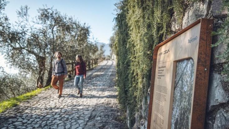 Boschi, laghi, vie di pietra e profumi di mare, dieci trekking “di stagione” alla portata di tutti