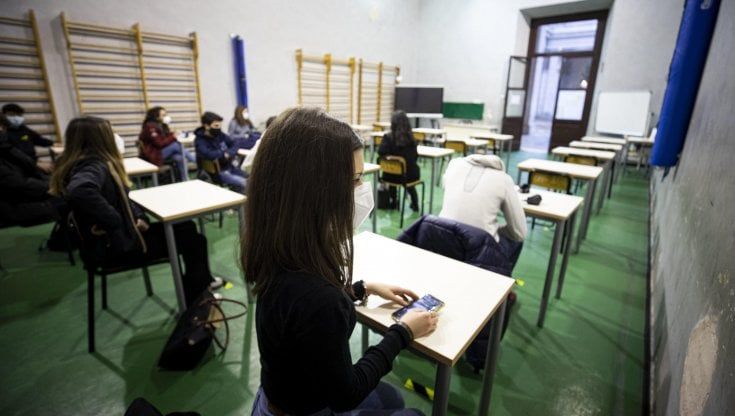 Decreto su scuola e vaccino anti Covid, il governo verso la linea soft: "Persuasione più che obbligo"
