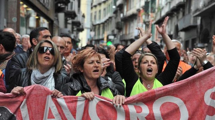 Neomamme, boom di dimissioni volontarie: “Pochi servizi, salari bassi e il lavoro è precario”
