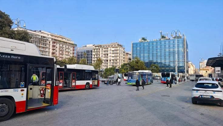 “Spostare il capolinea dei bus da piazza Moro”: i sindacati dopo l’incidente mortale a Bari