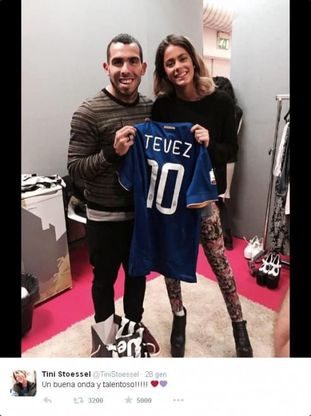 La bella e l'Apache: pap&agrave; Tevez porta le figlie al concerto di Violetta