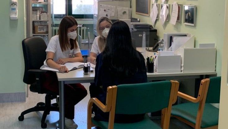 Il consultorio è su WhatsApp: a Bari i medici rispondono su contraccezione e sessualità nel servizio online della Asl