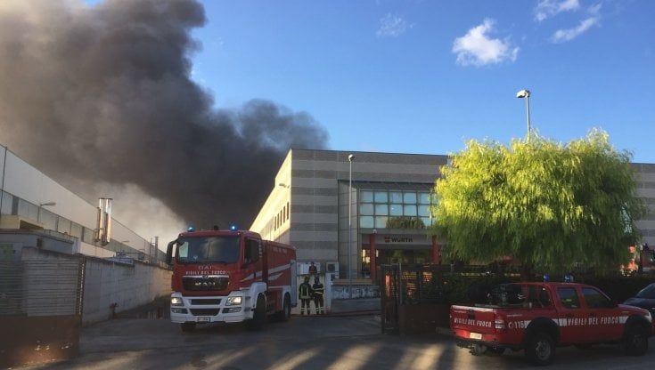 Bari, a fuoco un capannone di un'azienda cinese nella zona industriale: colonna di fumo nero sulla città