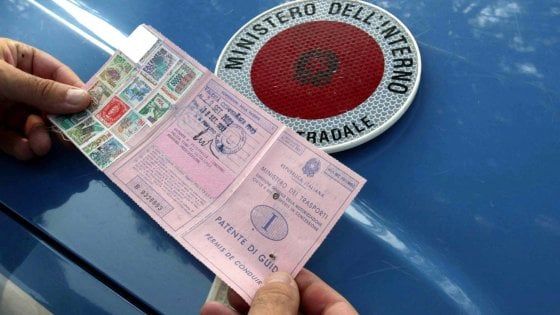 Catania, patente sospesa perché è gay: lo Stato deve risarcirlo con 100mila euro