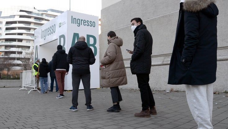 Vaccino Covid in Lombardia, da mercoledì 19 gennaio più facile cambiare la prenotazione sul portale della Regione
