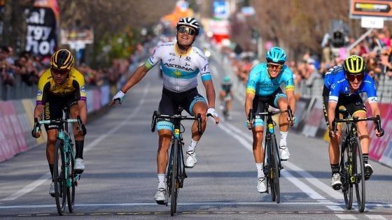 Ciclismo, Tirreno-Adriatico: Lutsenko oltre gli ostacoli, cade due volte ma vince lo stesso