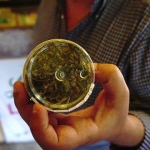 Taranto, cannabis light illegale: perquisizione della guardia di finanza in 39 negozi