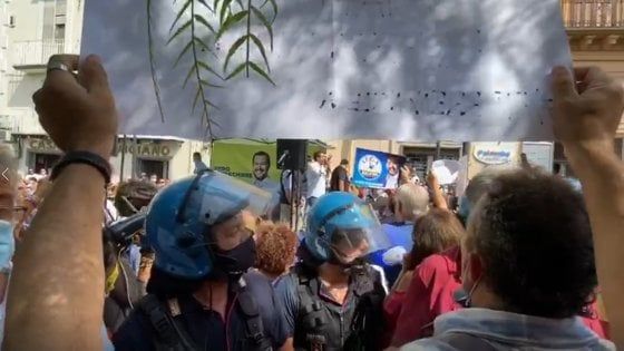 In mille contestano Salvini a Torre del Greco. Il leader leghista costretto a risalire in auto 