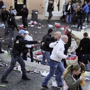 L'ira di Marino: "Prefetto e questore non sono stati all'altezza, la citt&agrave; era senza difese"