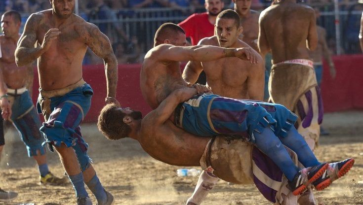 Muscoli, sudore e sabbia, ora il calcio storico sbarca in diretta su Dazn