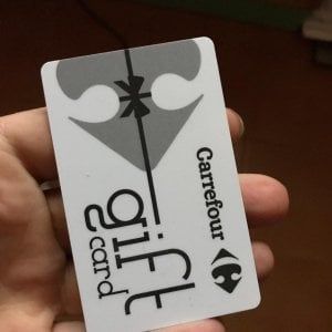 Torino, niente più acqua e cioccolata per i celerini: è arrivata la gift card da 1,02 euro