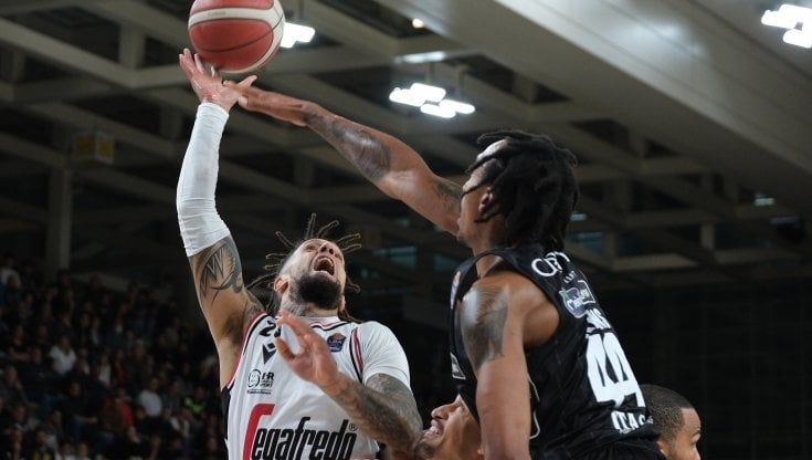 Basket, la Virtus Bologna fa sette su sette: Milano unica inseguitrice