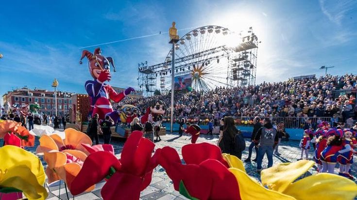 Nizza in festa per il Carnevale, battaglie di fiori e carri allegorici dedicati alle donne celebri