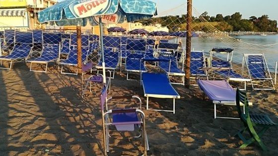 Ischia, "stretta" sui furbetti dell'ombrellone: sequestrati 150 lettini