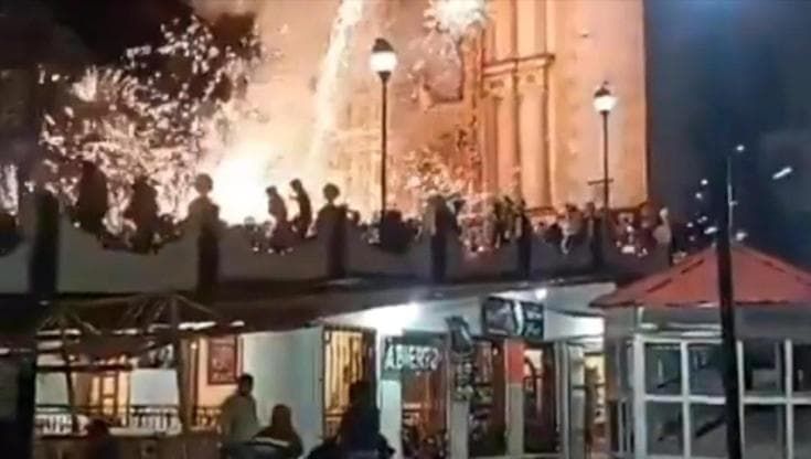 Messico, l'esplosione dei fuochi d'artificio durante festa religiosa: gli scoppi e la gente in fuga