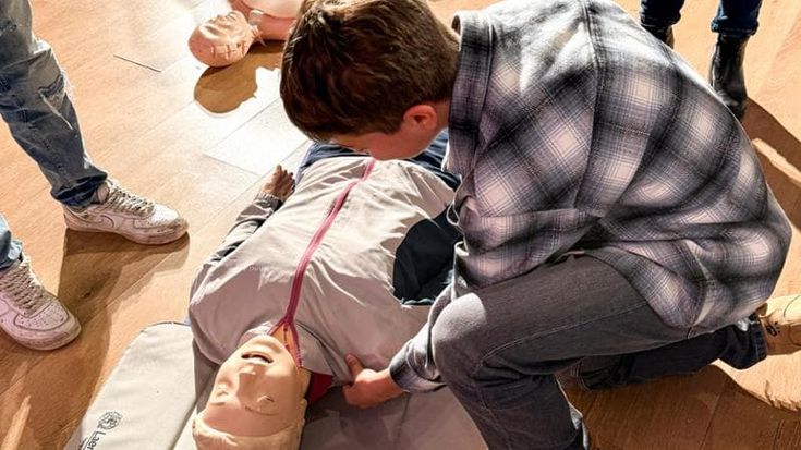 San Raffaele, le lezioni di massaggio cardiaco e defibrillatori per gli studenti delle medie