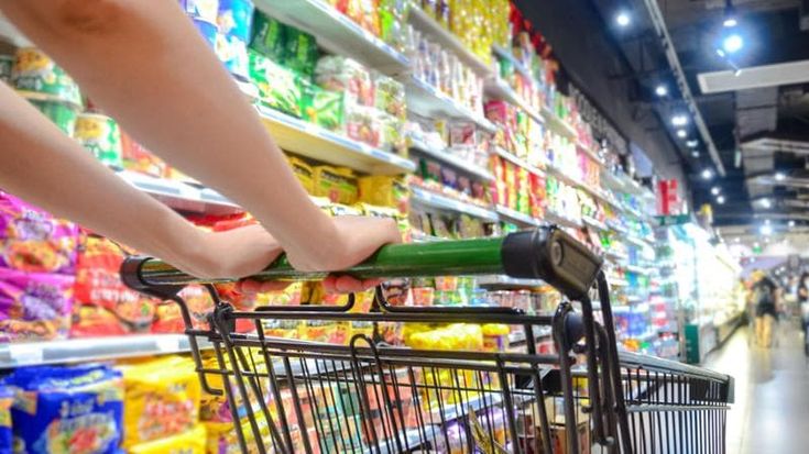 Melanzane e zucchine, gioielli e biglietti aerei: la classifica dei rincari per la guerra in Iran