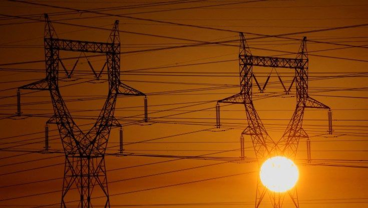 Francia, possibili black out programmati per risparmiare energia, Marine Le Pen contro Macron: "Situazione da Terzo mondo" 