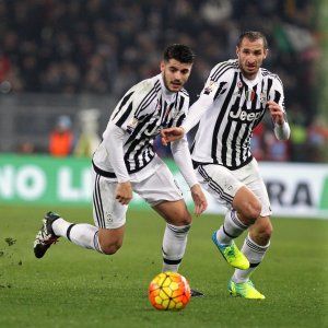 Juventus, esami ok per Dybala. E Chiellini fa Batman: "Difenderò la squadra come Gotham City"