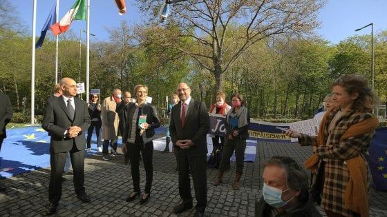 Berlino, deputati tedeschi davanti all'Ambasciata in sostegno all'Italia: "Pacchetto di aiuti Ue insufficiente"