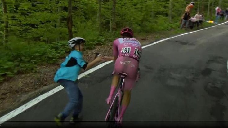 Giro d'Italia, Pogacar infinito: tra attacchi e gesti da libro Cuore domina anche la tappa del Monte Grappa