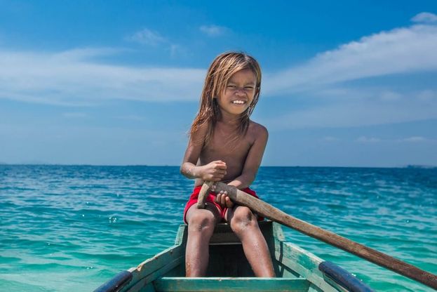 Borneo, tra i piccoli nomadi dei mari: una vita nell'acqua tra gioia e povertà
