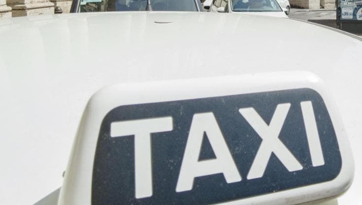 Rapinato del taxi in via Vittorio Emanuele III