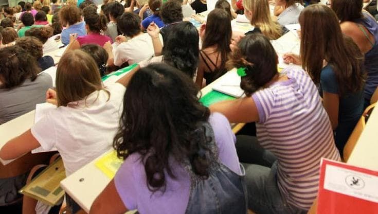 Studenti a spasso e voti falsificati sui registri. Indagine dalla denuncia della preside di Caivano