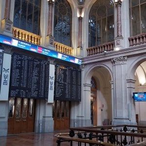 La Borsa di oggi, 18 agosto. I listini Ue tornano deboli con Wall Street, euro al top da due anni