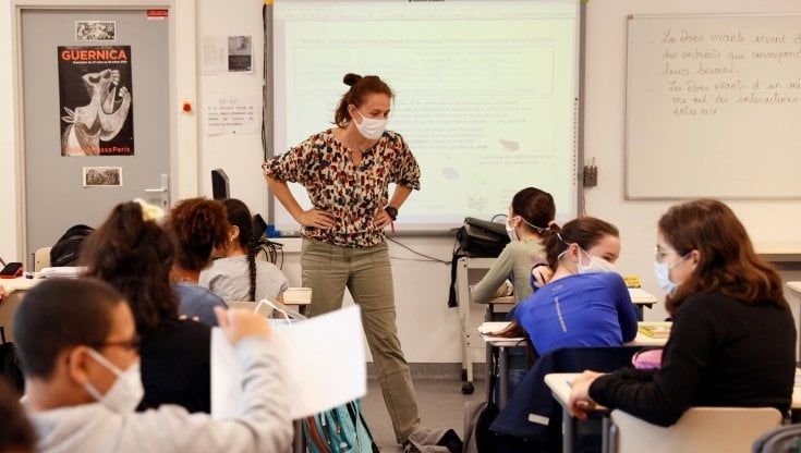 Lo sprint per la scuola. Ripartono da oggi le iniezioni ai prof