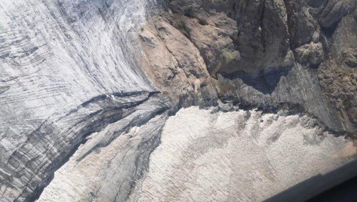 Marmolada, nuovo distacco di ghiaccio: "Un forte boato, poi si è aperto un crepaccio di 200 metri"