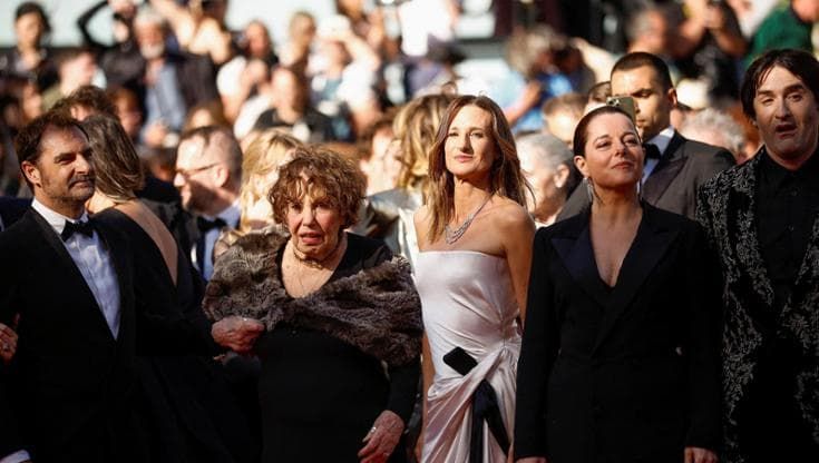 Il festival di Cannes diventa un set, da “White lotus” al film di “Call my agent”